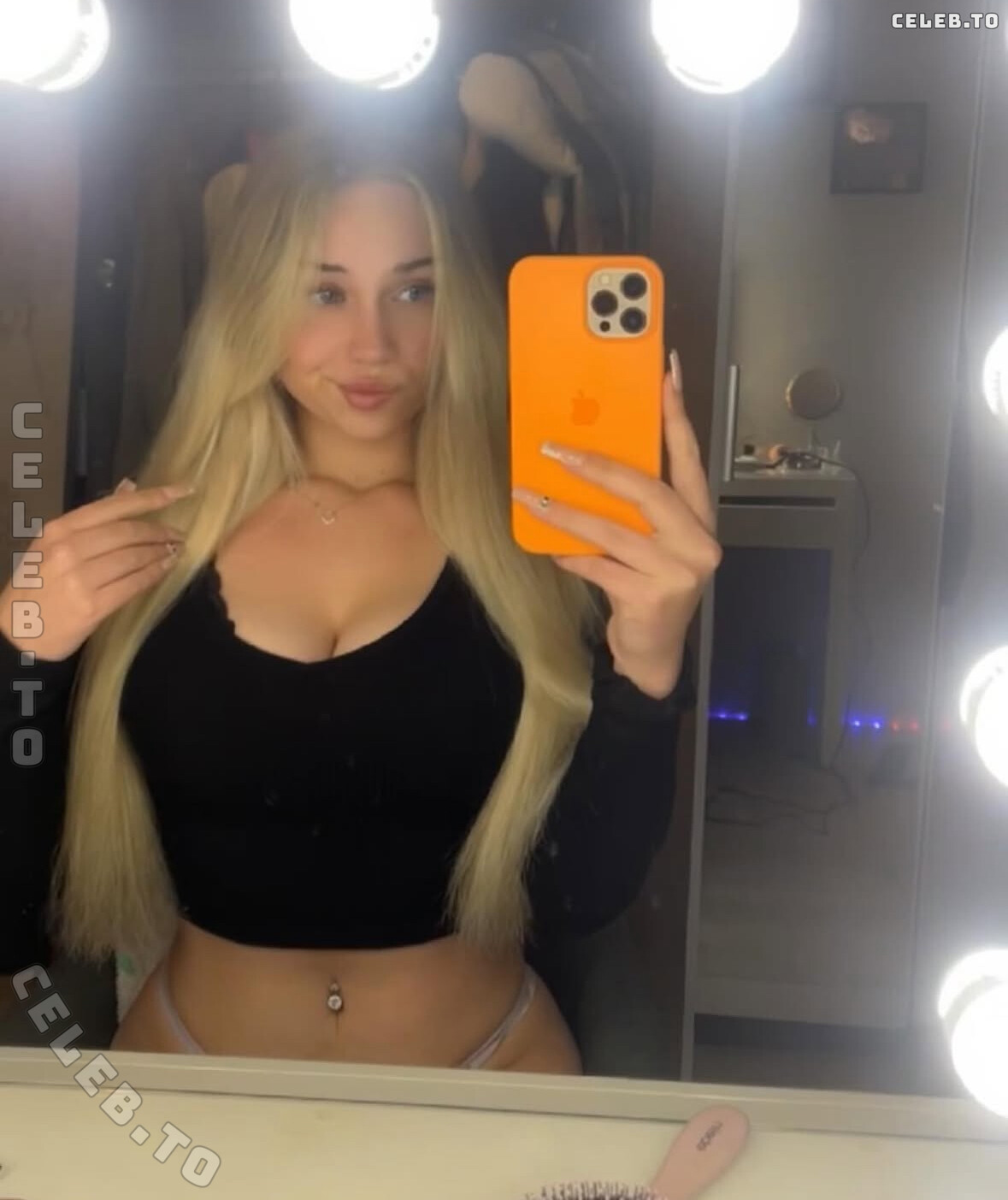 typisch.emily nude photo 2