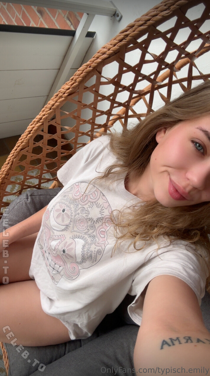 typisch.emily nude photo 1