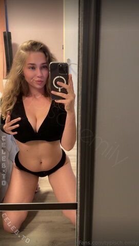 typisch.emily – So do you like my little look today? 👀🖤