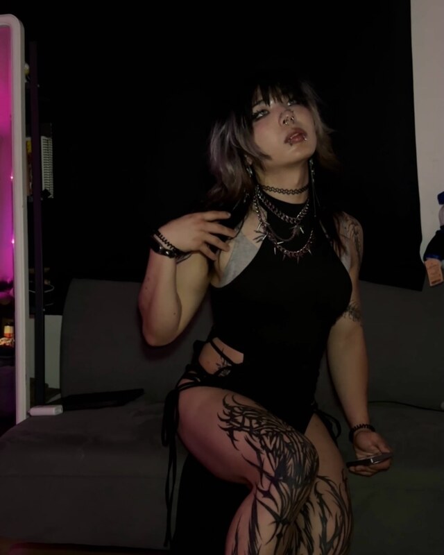 um_ashually nude photo 3