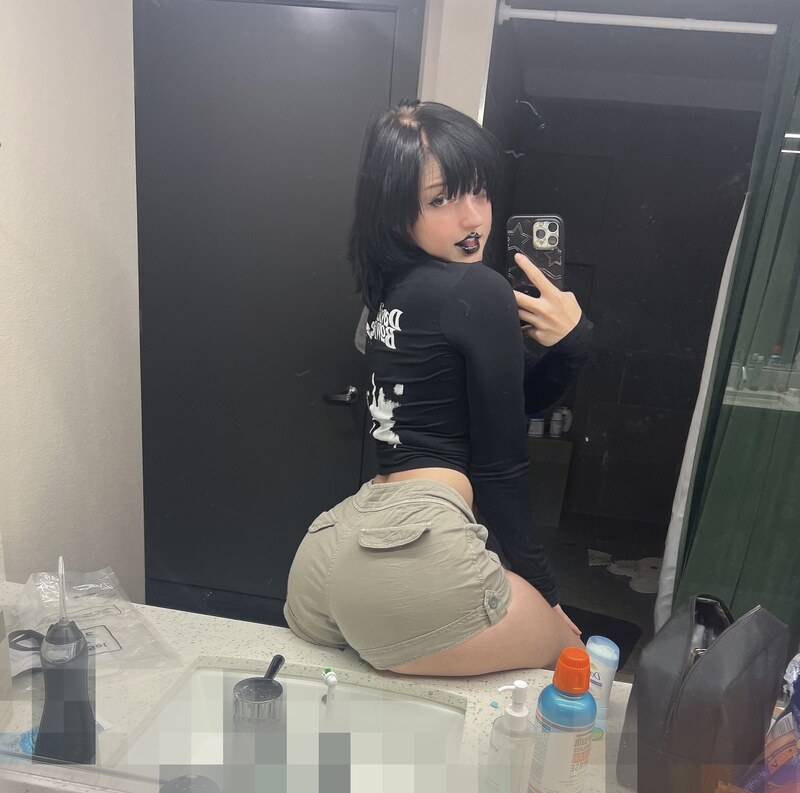 unkyndled nude photo 1