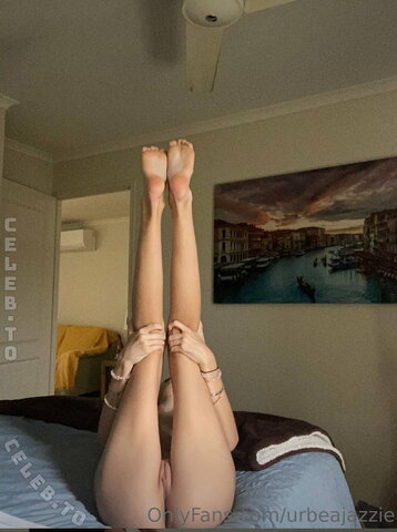 Urbea nude photo 6