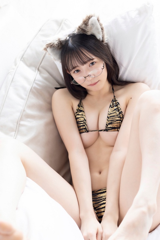 Utatane Sui nude photo 3