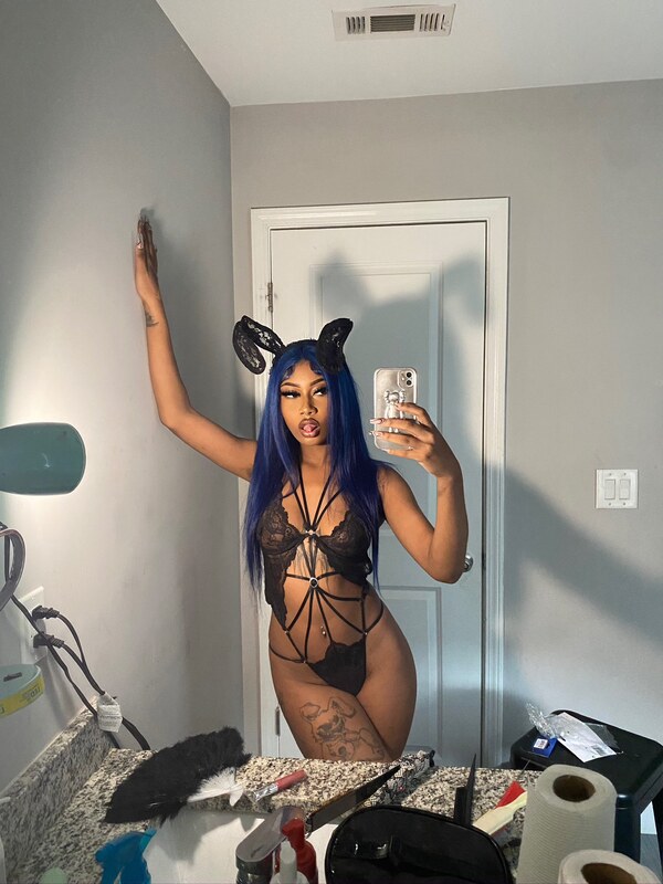 v4mp4ngel nude photo 7
