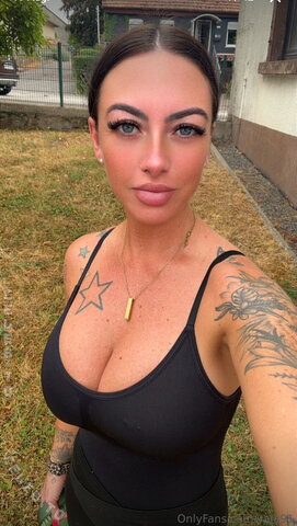Vaja91 / vanessa_janine91 nude photo 2