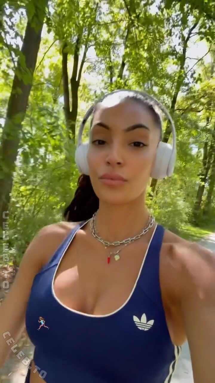Valentina Maceri nude photo 3