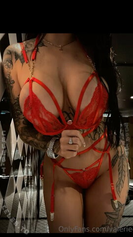 Valerie Cossette Sexy (2 photos)