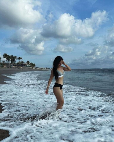 Valerie Dewi nude photo 24