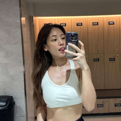 Valerie Dewi nude photo 21