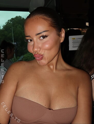 valonaash Hot (3 photos)