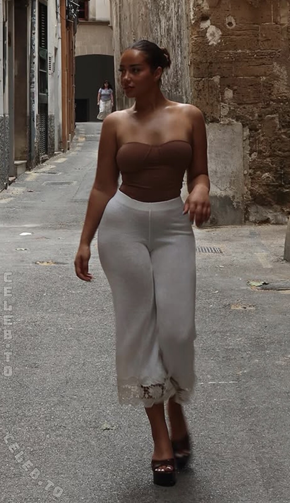 valonaash nude photo 3