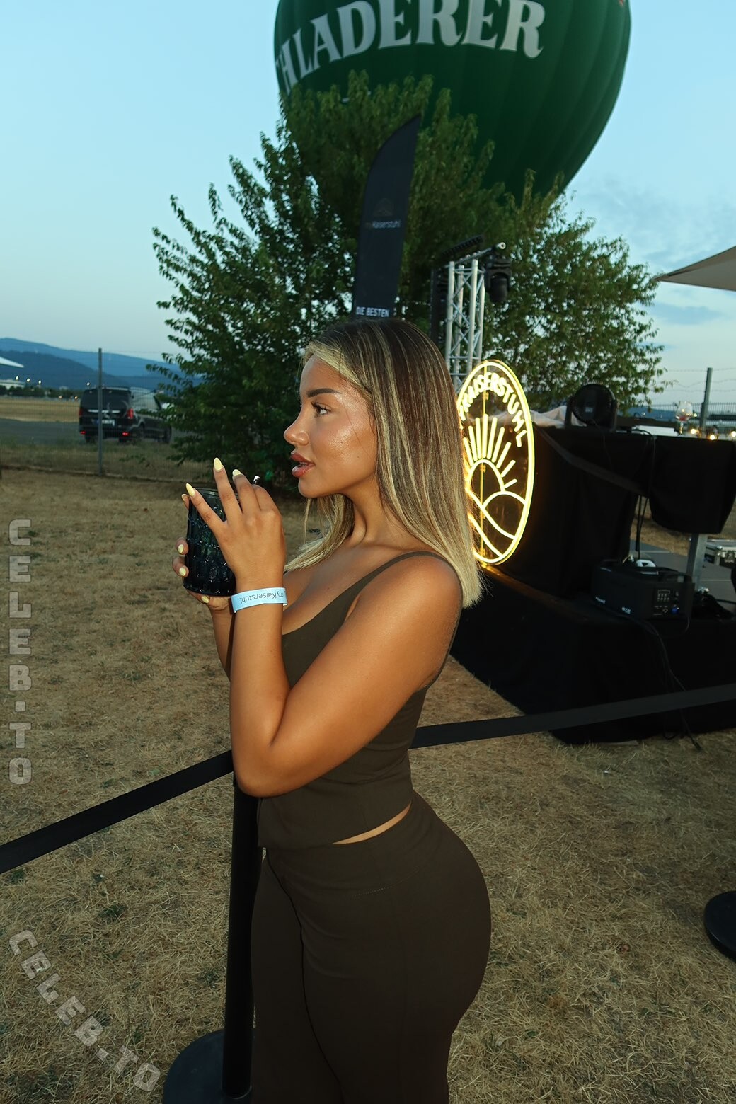 valonaash nude photo 2