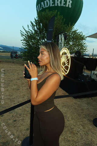 valonaash nude photo 8