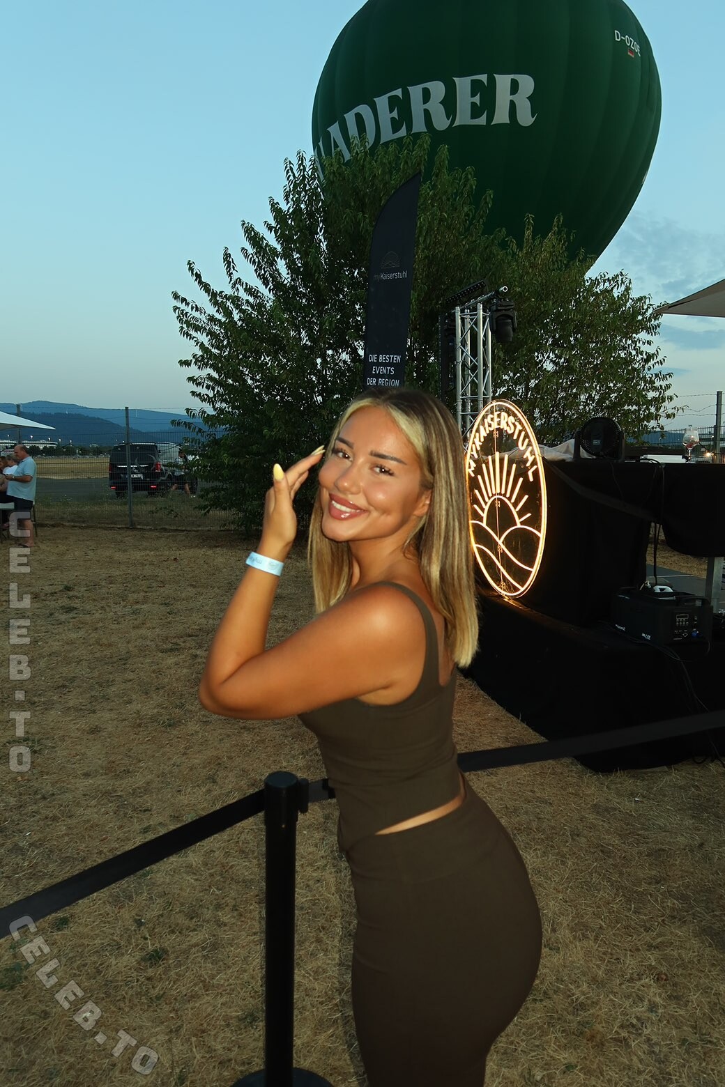 valonaash nude photo 4
