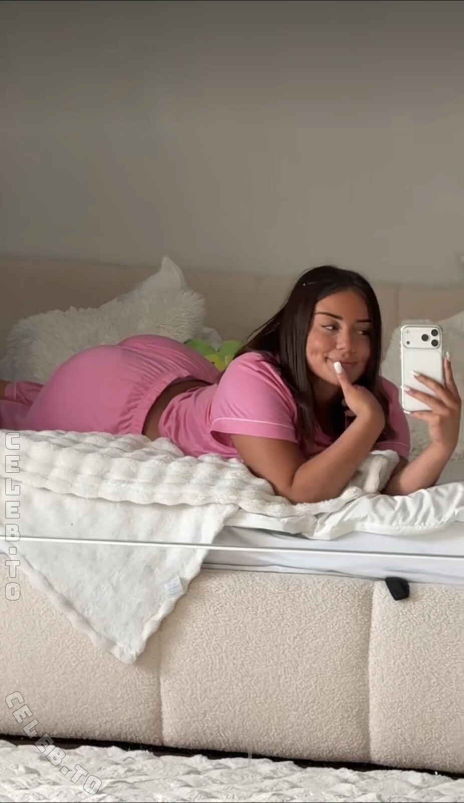 valonaash nude photo 2