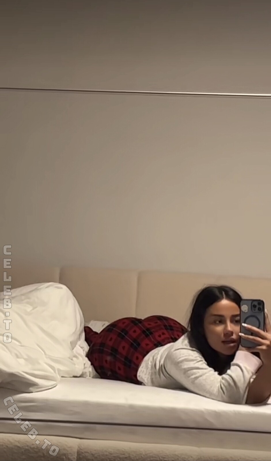 valonaash nude photo 7
