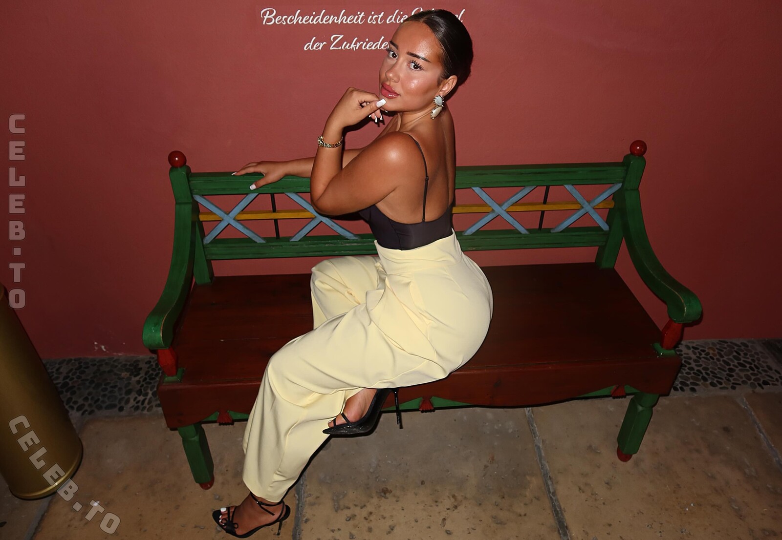 valonaash nude photo 8