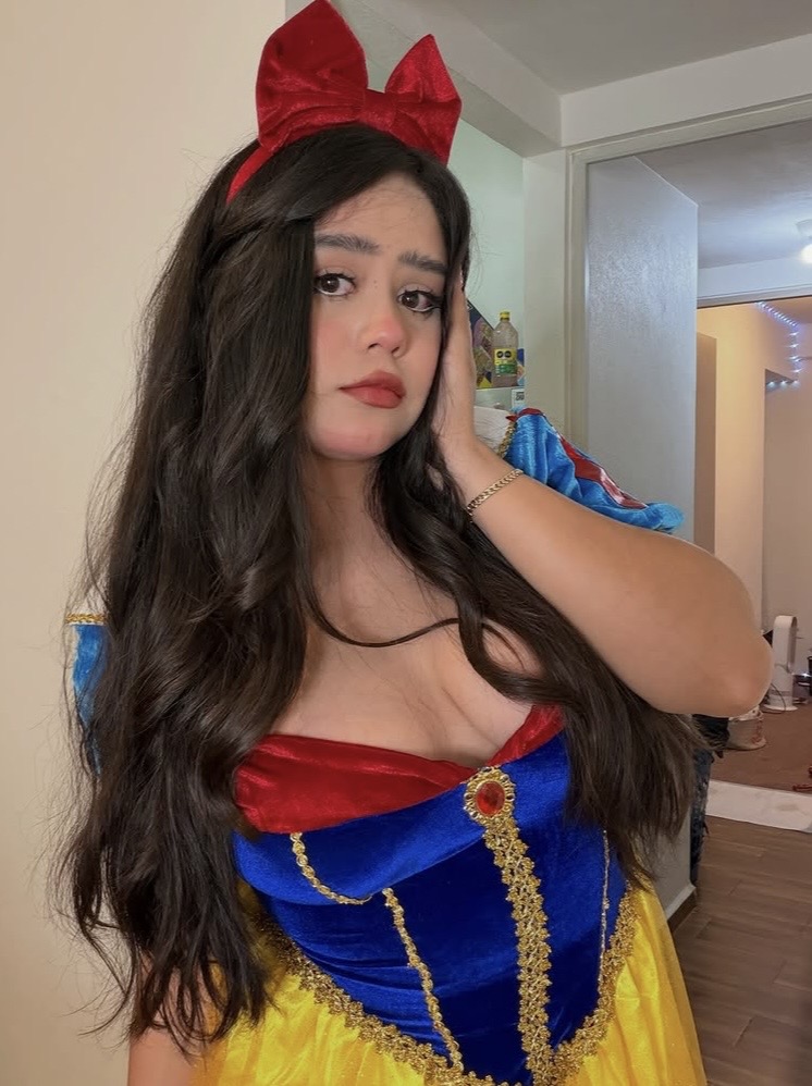 Vanee nude photo 3