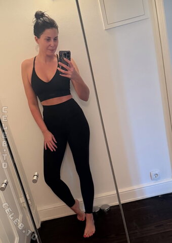 Vanessa Blumhagen nude photo 3