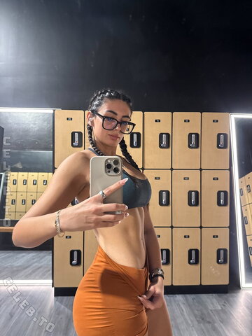 Vanessa Legrow nude photo 3