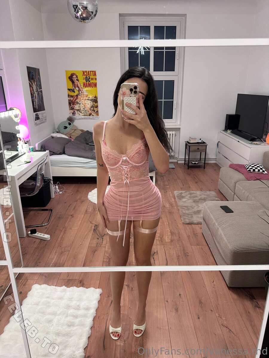 Vanessa.rhd nude photo 2