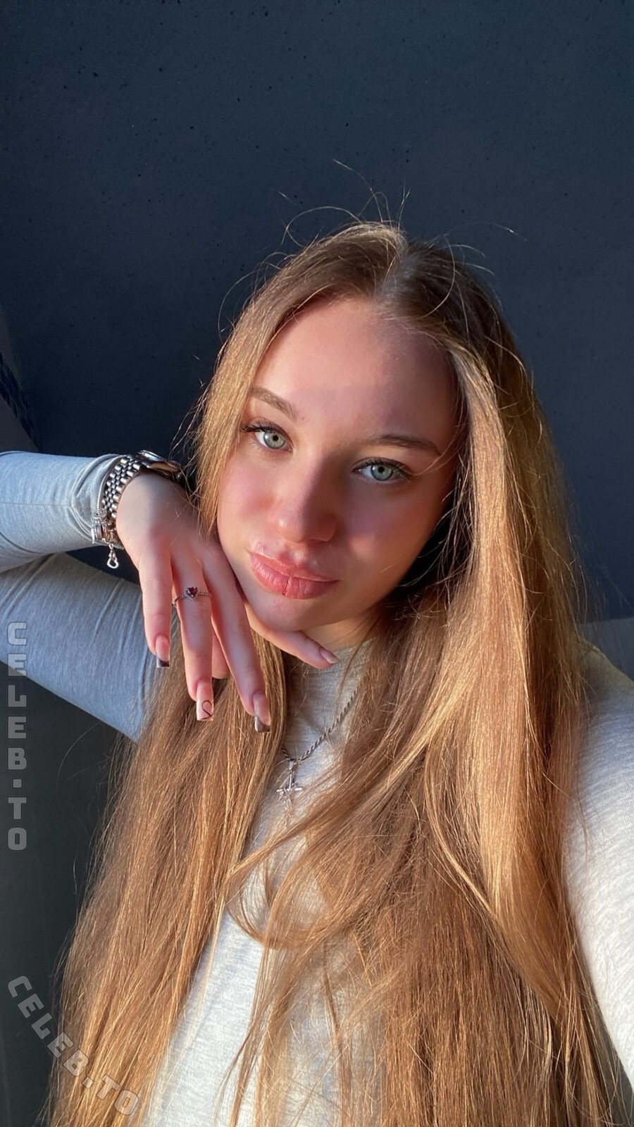 Vanexmoto nude photo 1