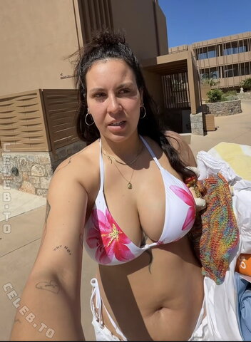 Vendewaa nude photo 5
