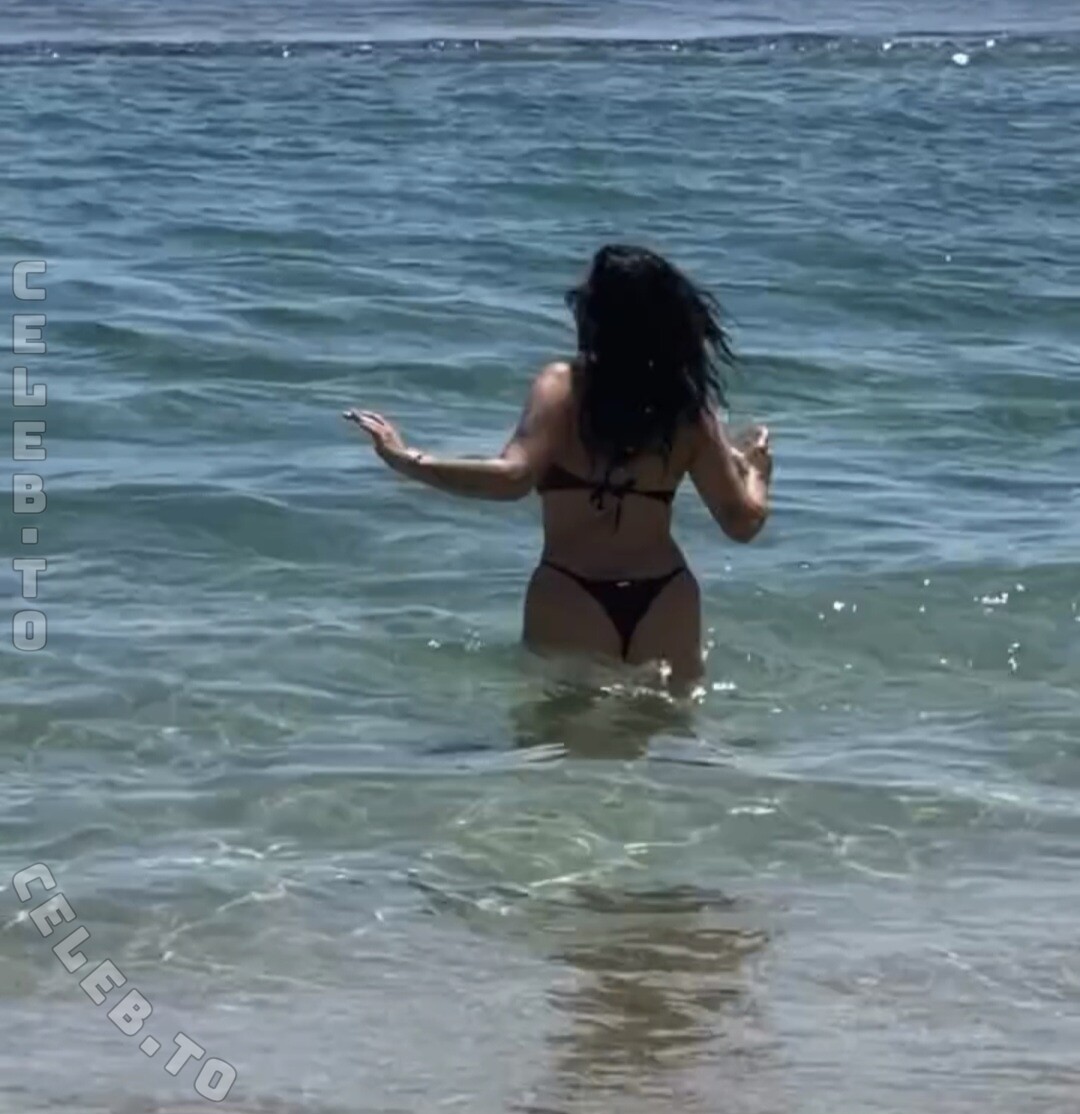 Vendewaa nude photo 7