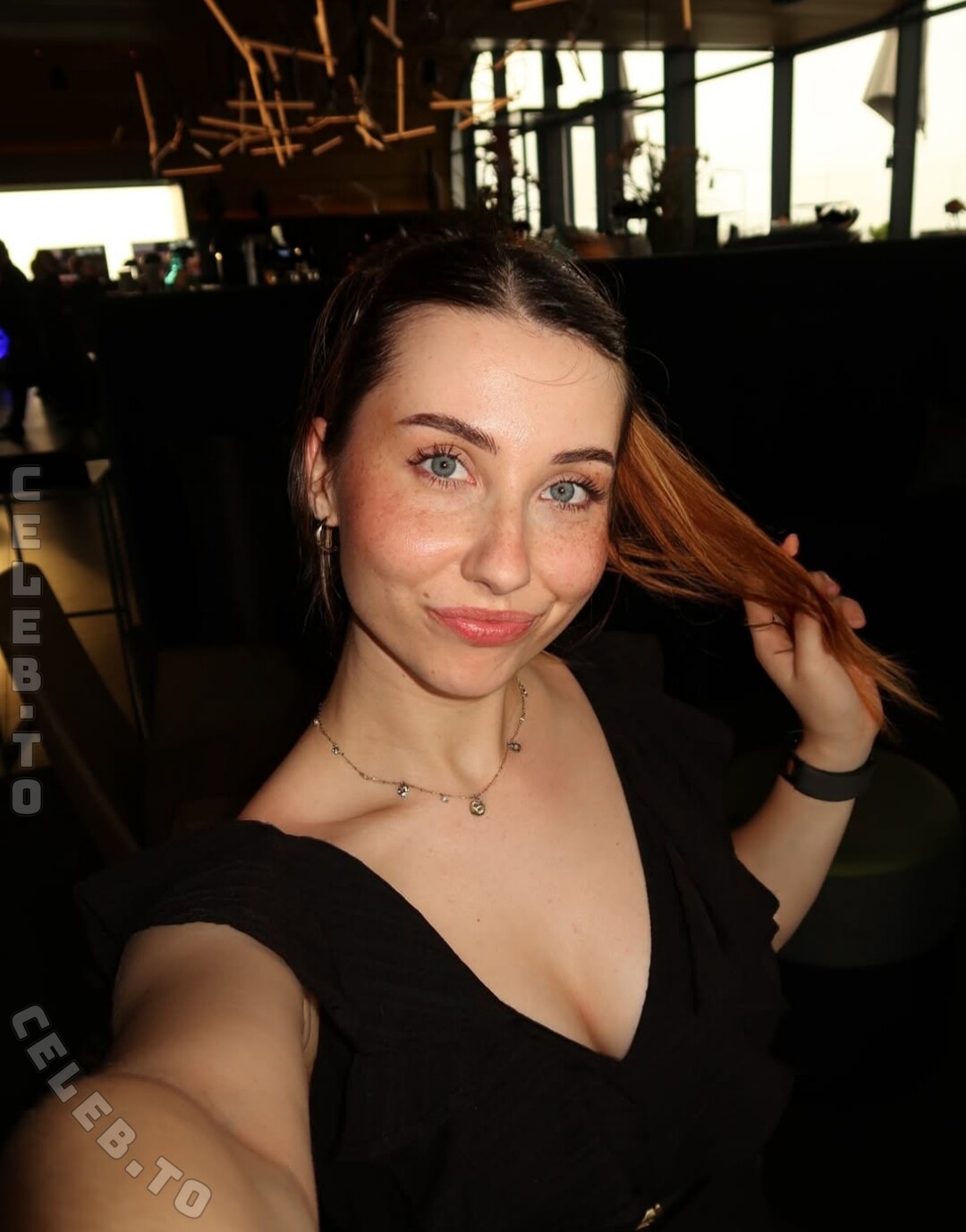 Veyla nude photo 1
