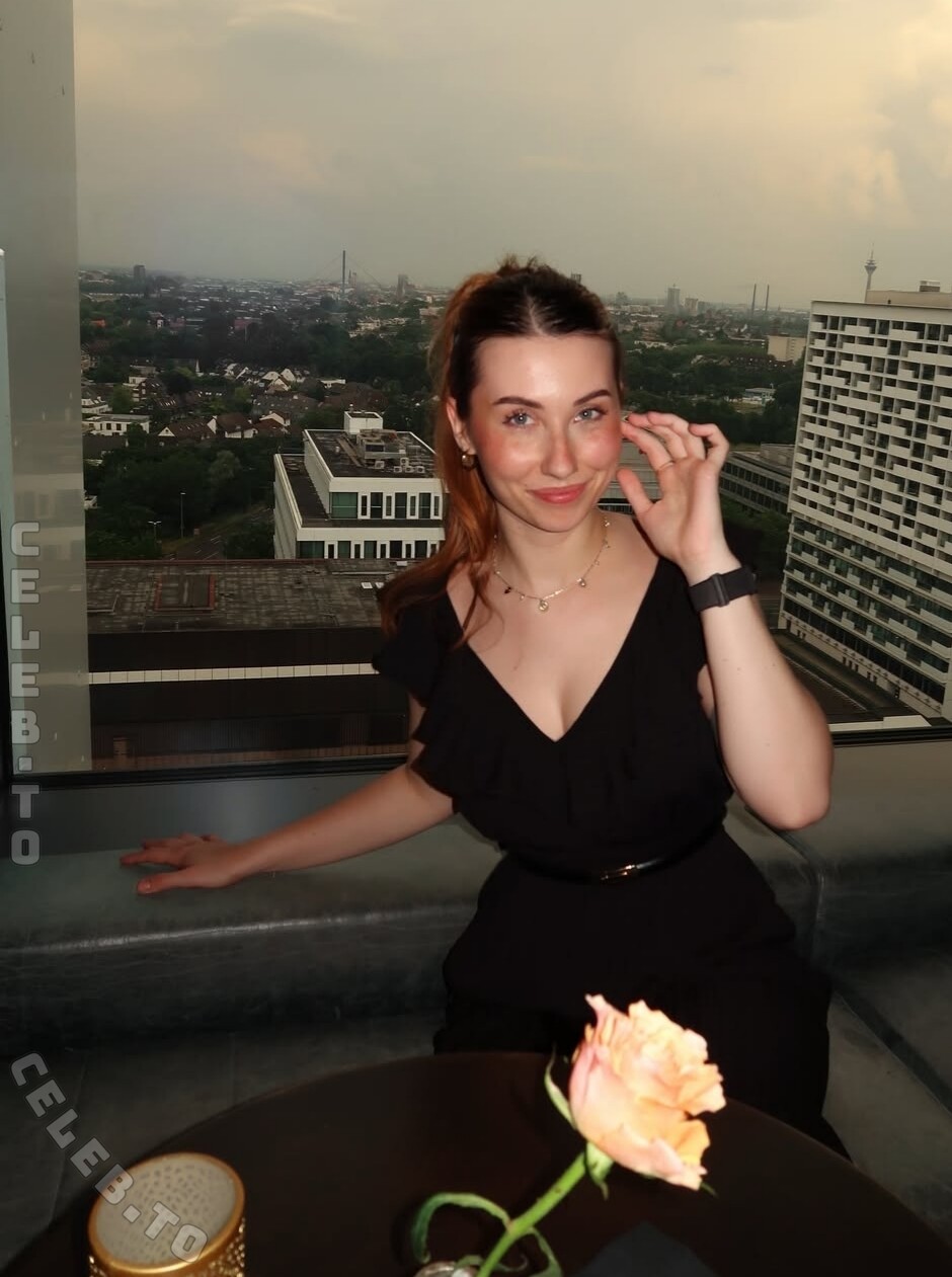 Veyla nude photo 3