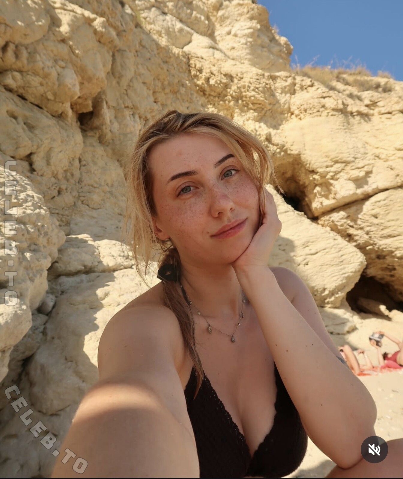 Veyla nude photo 3