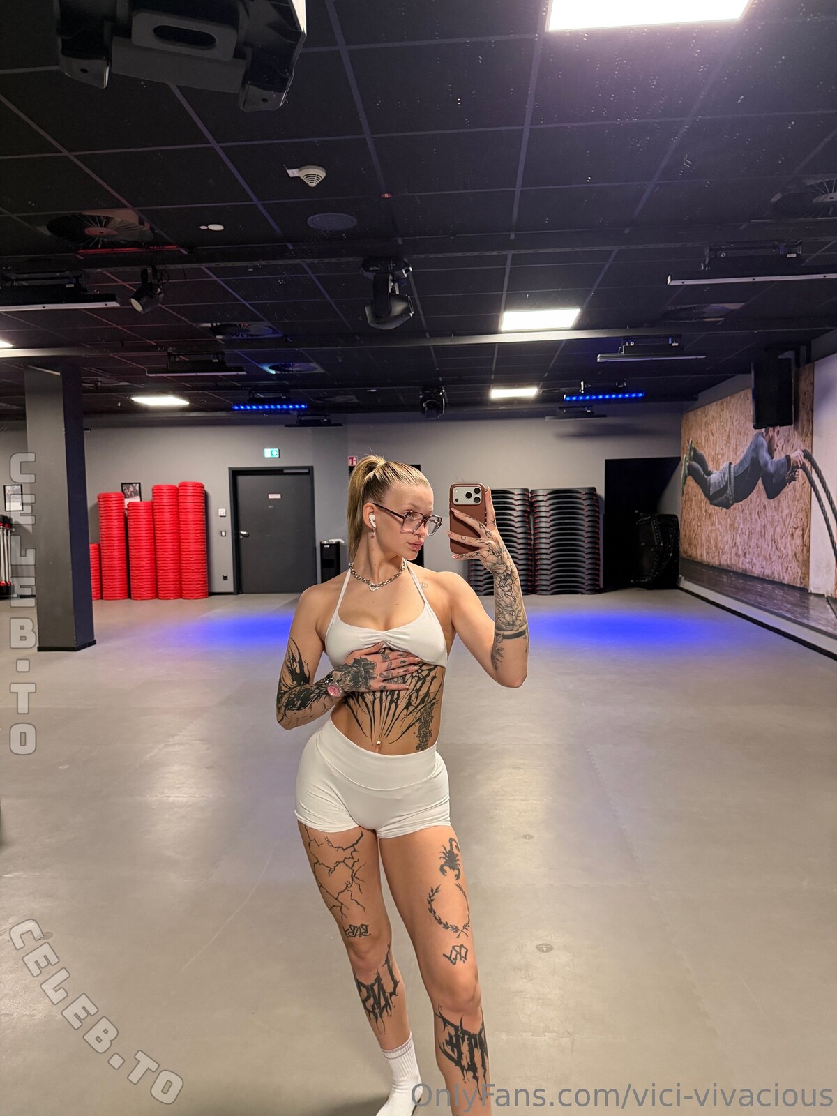 Vici-Vivacious nude photo 1