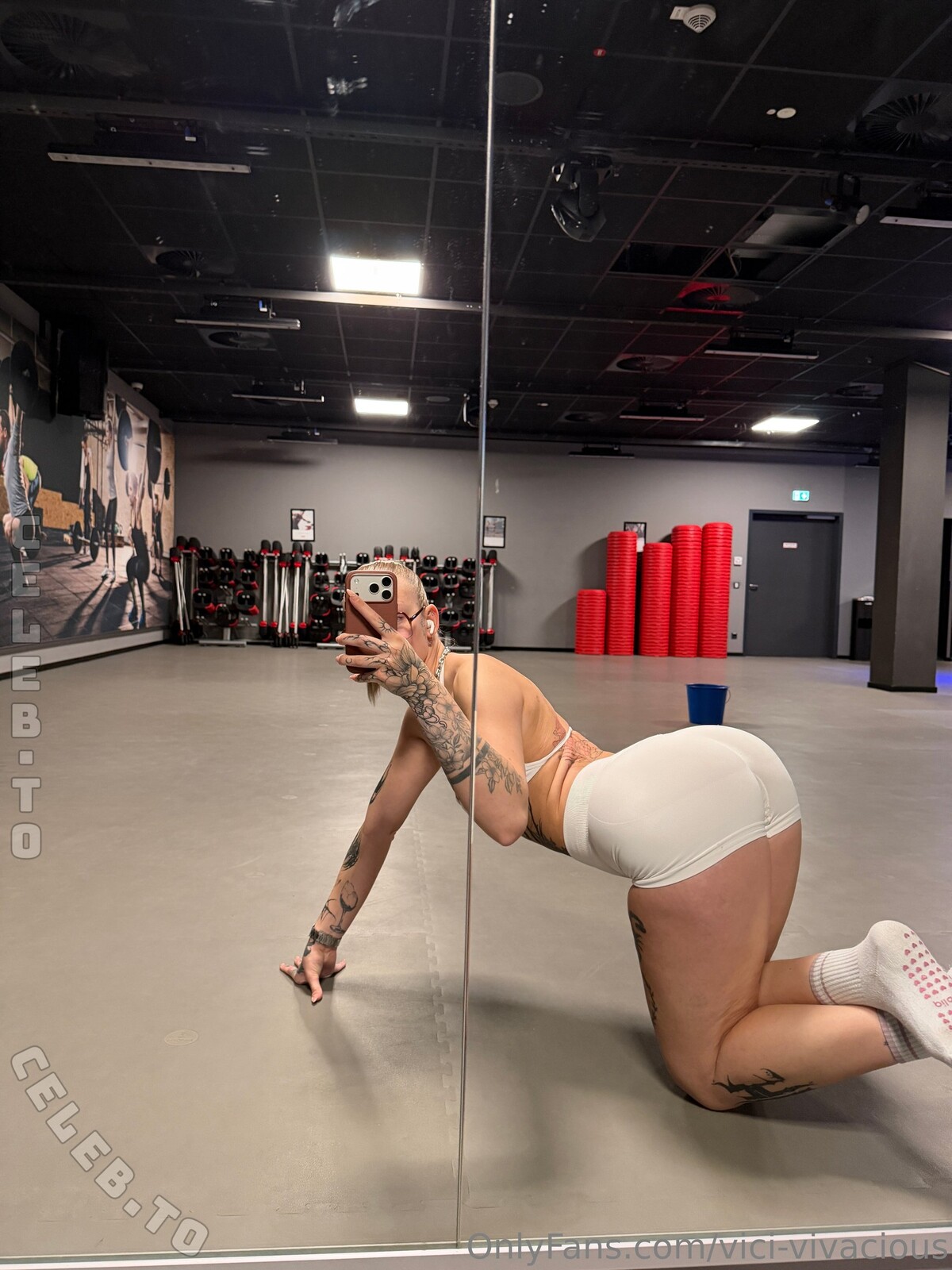 Vici-Vivacious nude photo 3