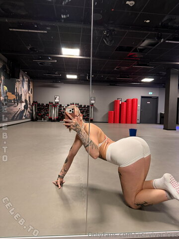 Vici-Vivacious nude photo 2