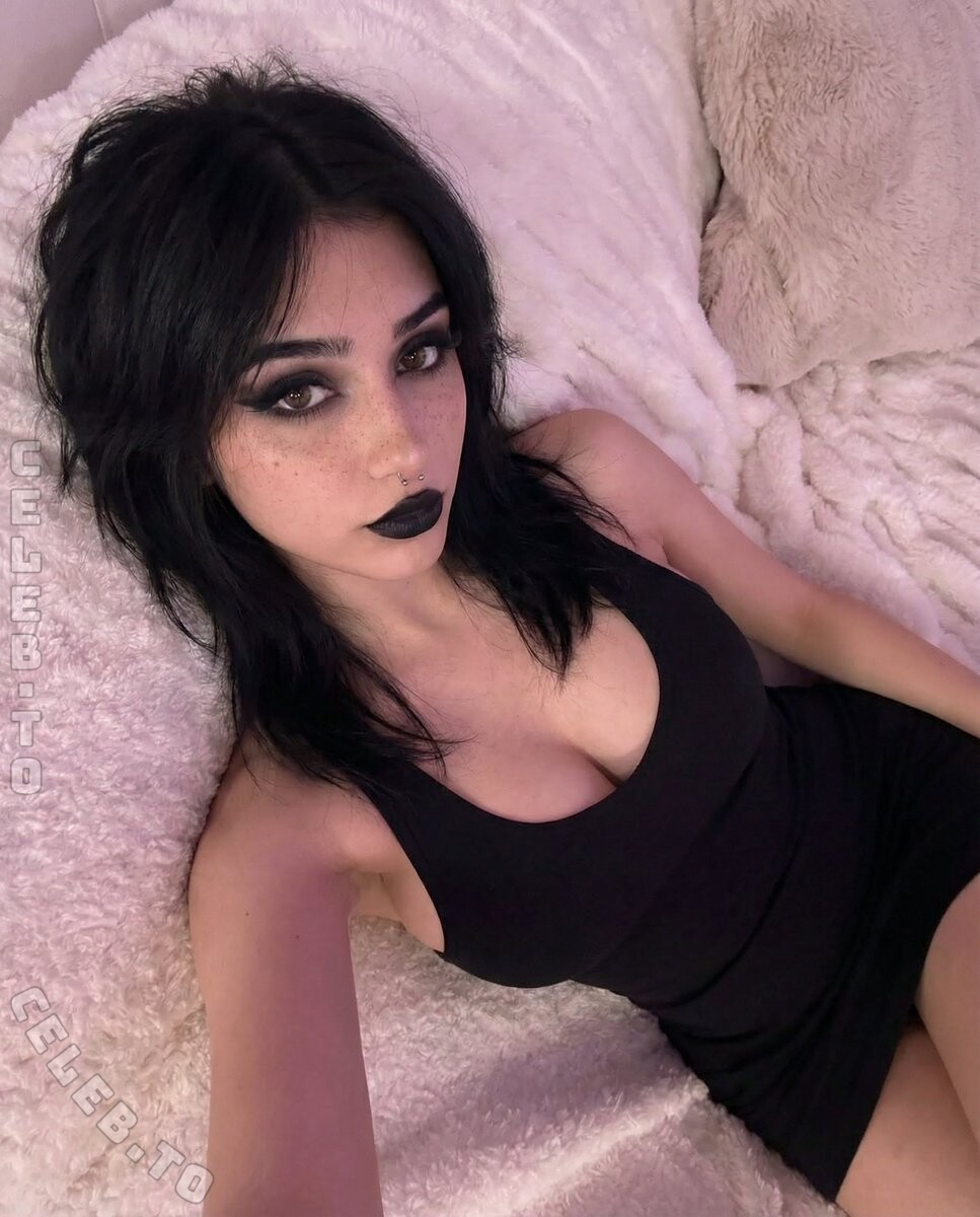 Vicky Reeds nude photo 3