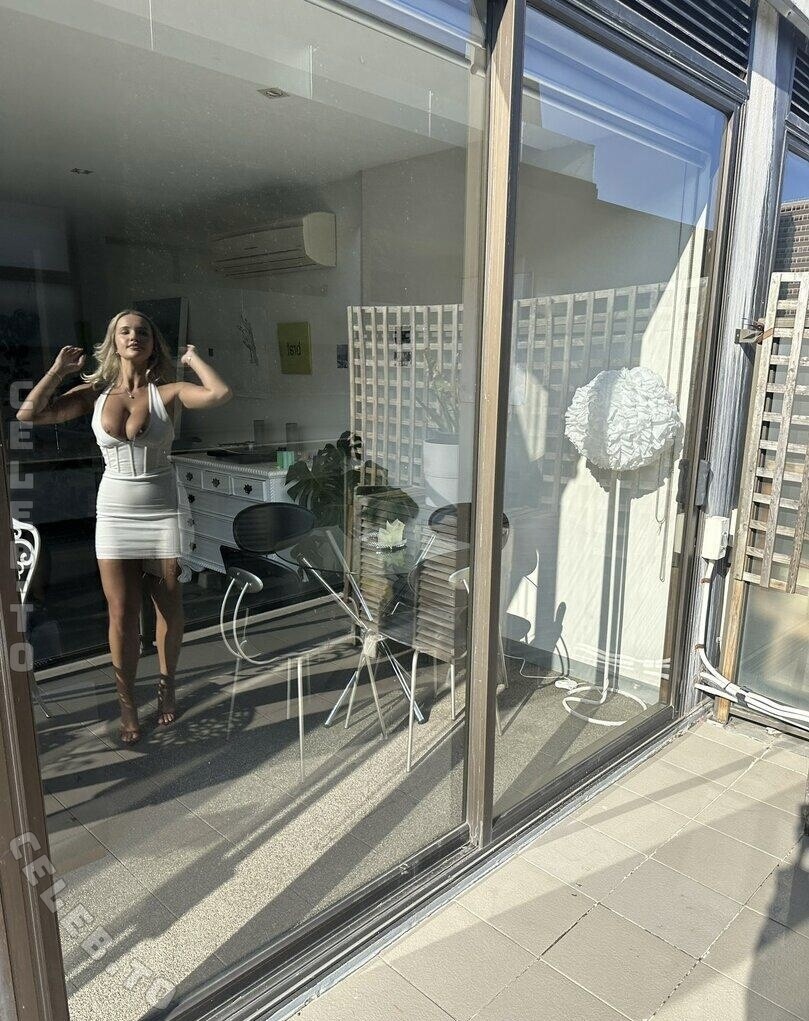 Victoria Campbell nude photo 9