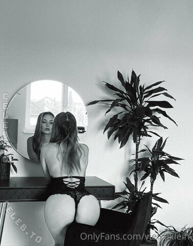 Vielzuklein nude photo 4