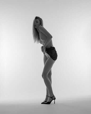 Viktoriia nude photo 9