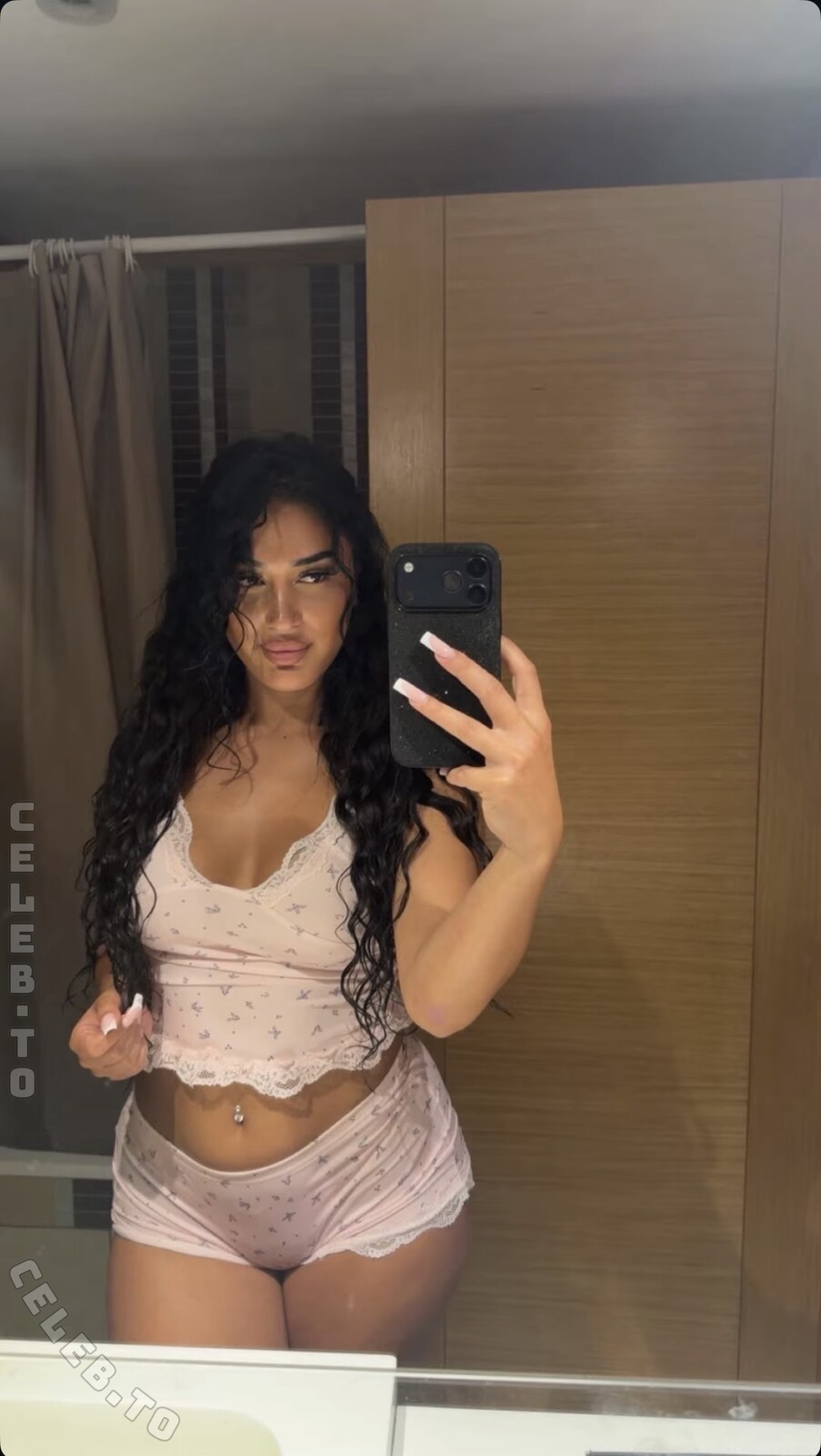 Vinoschh nude photo 1