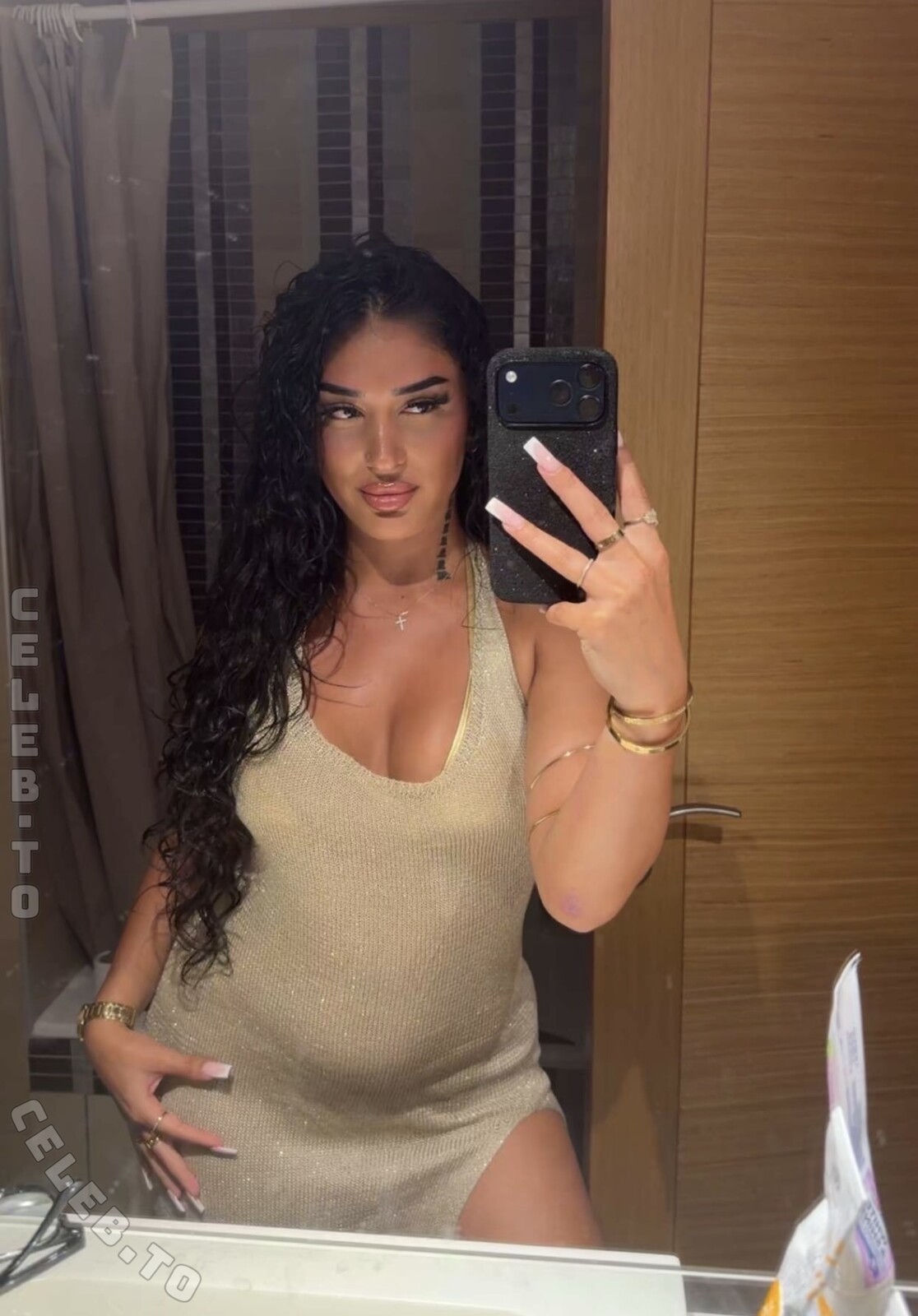 Vinoschh nude photo 2