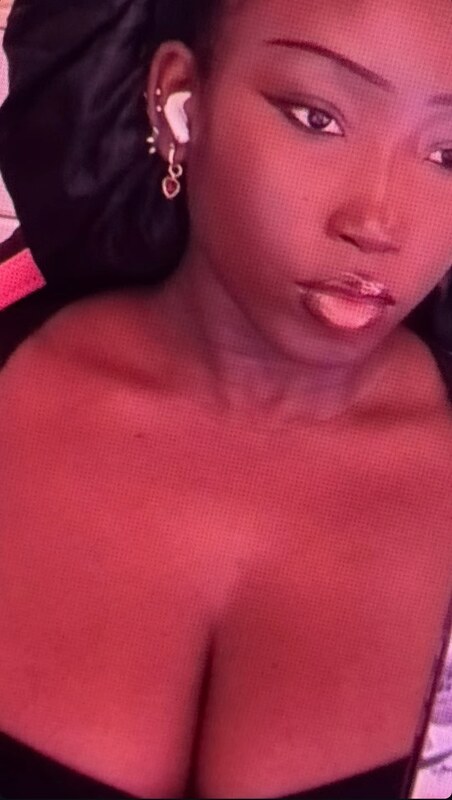 Vivicax.x nude photo 3