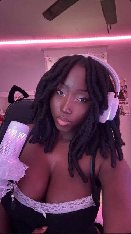 Vivicax.x nude photo 9