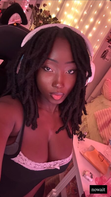 Vivicax.x nude photo 10