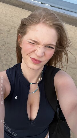 Vivien Michelle – Deep neckline