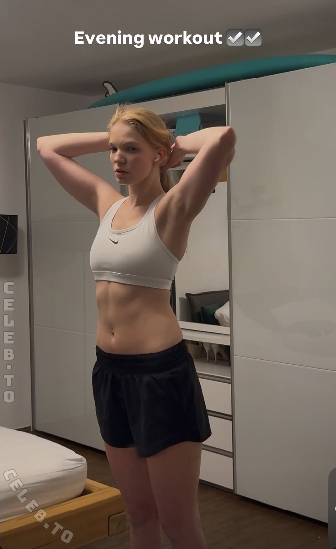 Vivien Michelle nude photo 1