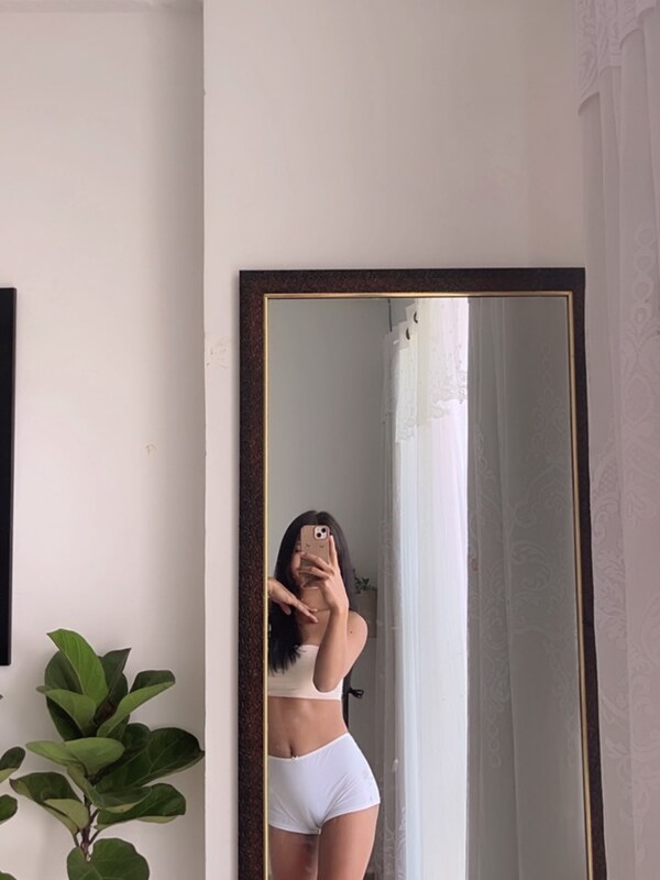 Vivienne Konyak nude photo 4