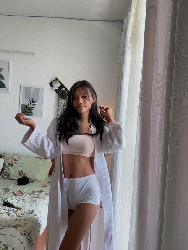 Vivienne Konyak nude photo 6