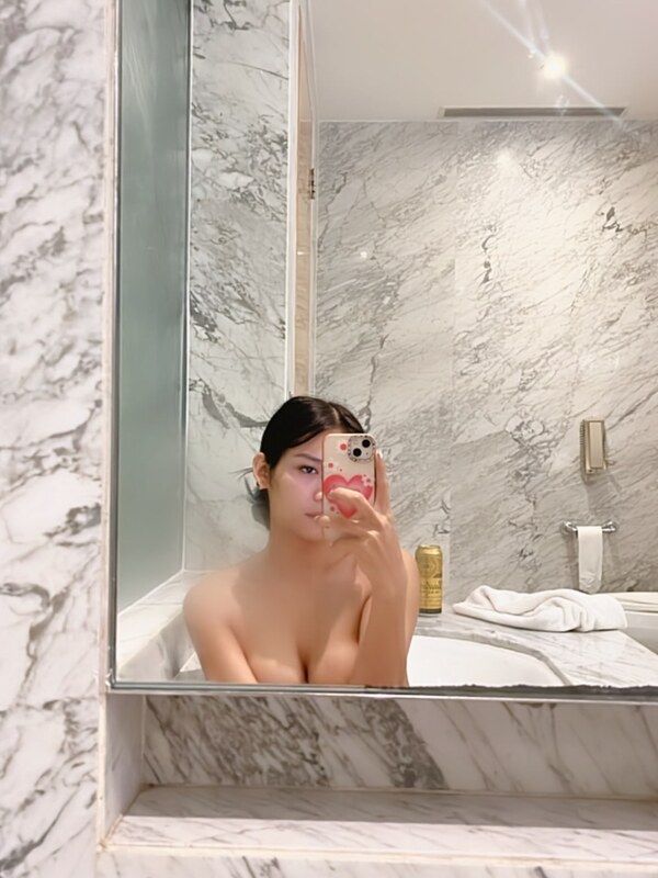 Vivienne Konyak nude photo 8