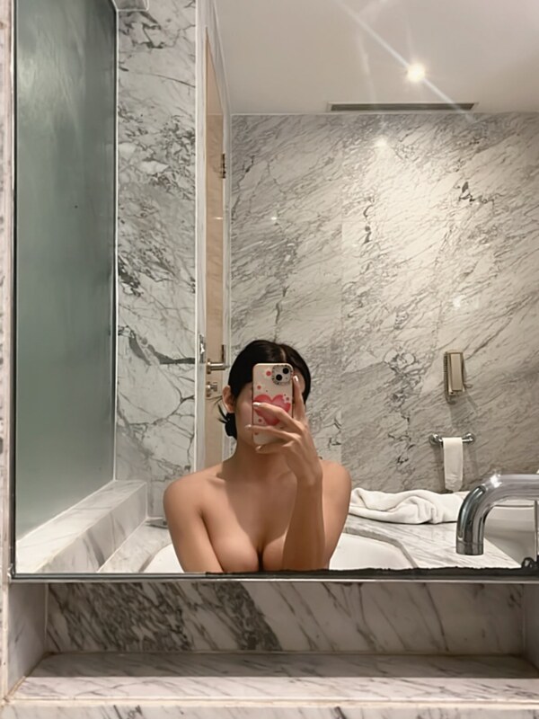 Vivienne Konyak nude photo 10
