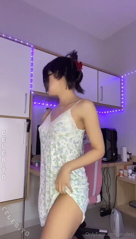 Voulezj – Role play with dildo